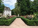 Pavillon mit Rosengarten